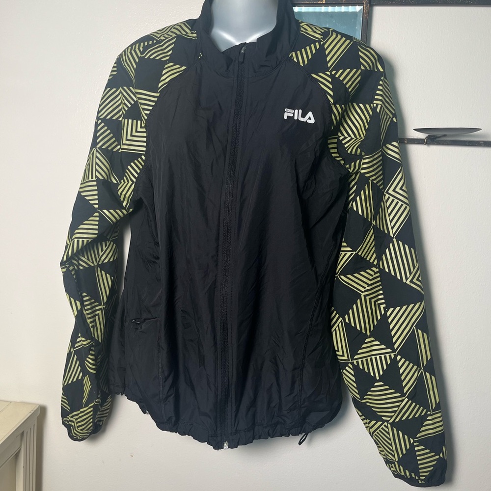 Vintage FILA womenโs windbreaker size Large. EUC!! Lightweight and comfortable!